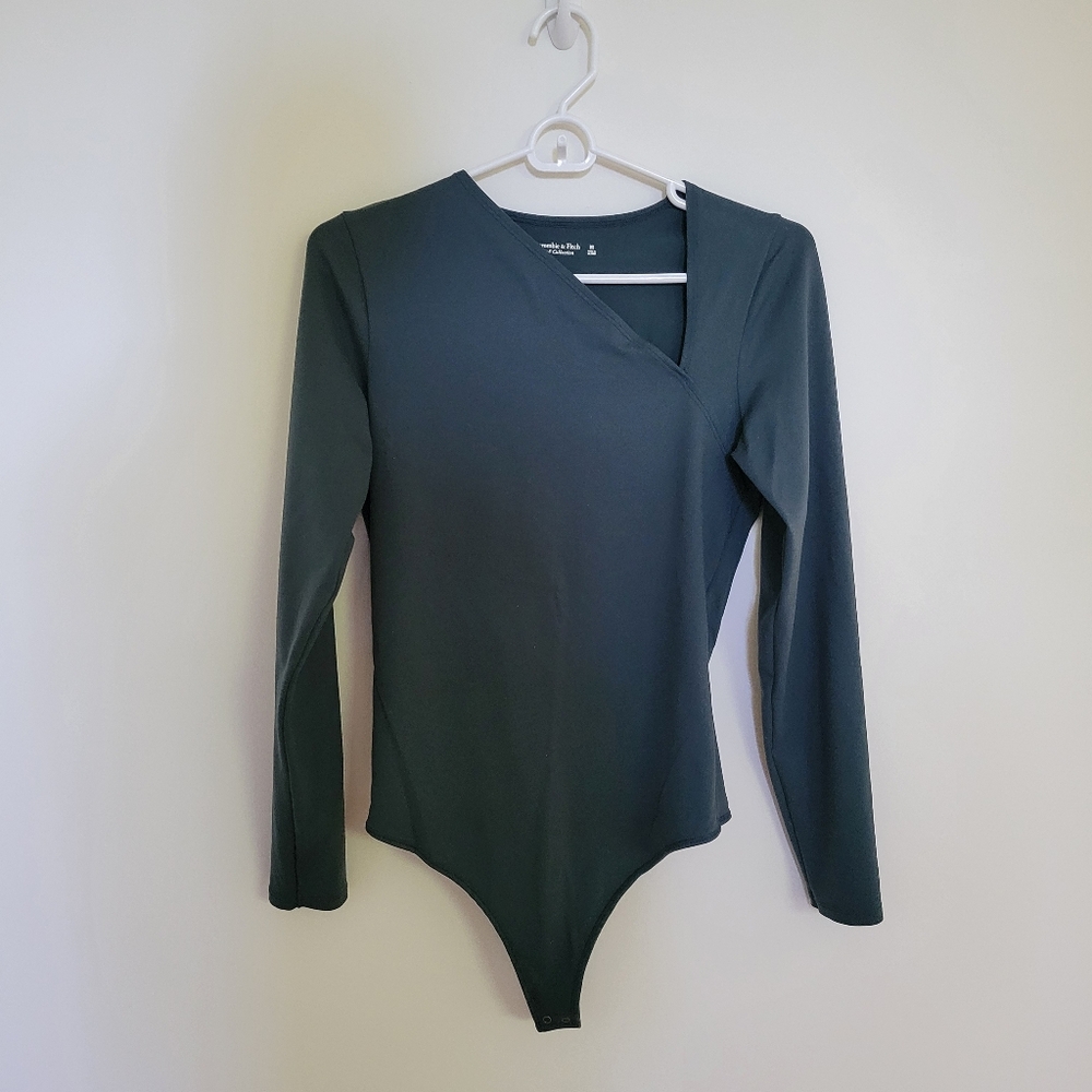 Abercrombie Bodysuit M Green Long Sleeves Assymetrical V Neck - Picture 2 of 4
